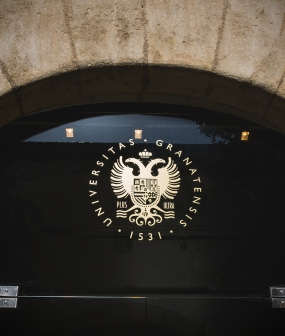 Puerta de Cristal en el Hospital Real con logo de la UGR