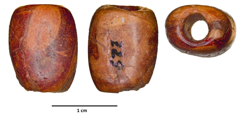 1.	Baltic amber bead recovered in a Neolithic context in the Cova del Frare (Matadepera, Barcelona). Photo: C. B. González, edited by M. J. Vilar Welter.