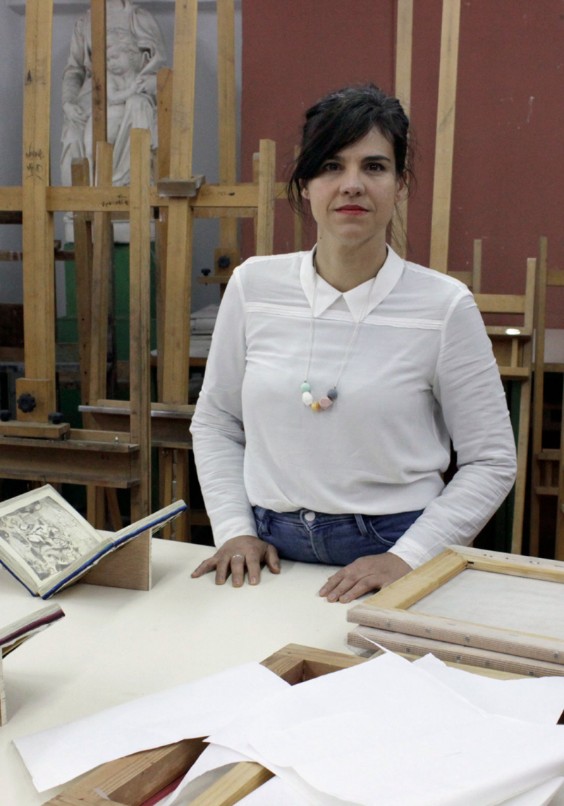 Gloria Martín Montaño en su estudio de trabajo