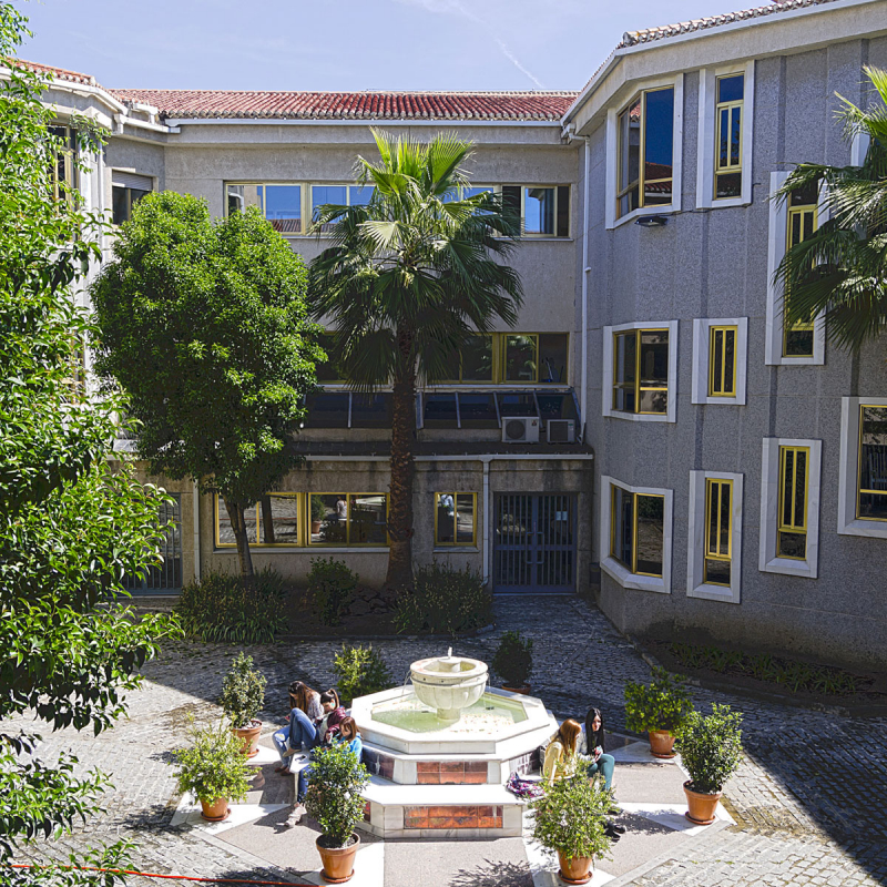 Patio interior de la Facultad de Trabajo Social de la Universidad de Granada 