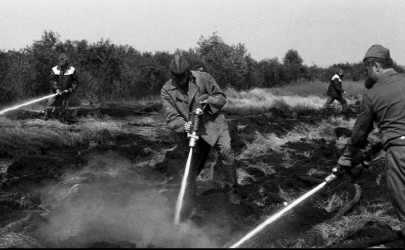 bomberos soviéticos apagando el fuego de las inmediaciones de Chernóbyl