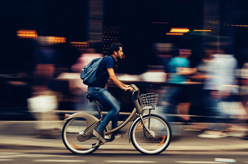Estudianteb circula en bicicleta