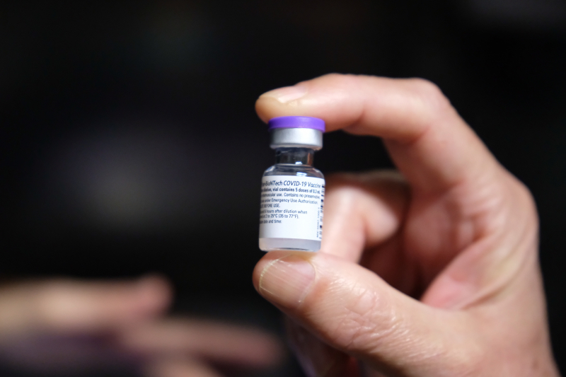 Una mano sostiene un vial de una vacunba contra el covid-19