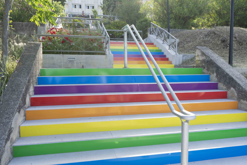Escaleras de la Facultad de Psicología pintadas con los colores de la bandera LGTBI