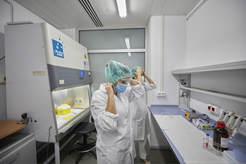 Dos investigadoras de la UGR en su laboratorio