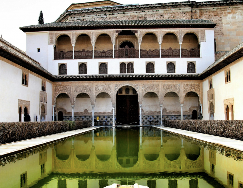 Pórtico sur del Patio de los Arrayanes (Alhambra), donde se hallaba el acceso principal al Palacio de Comares.