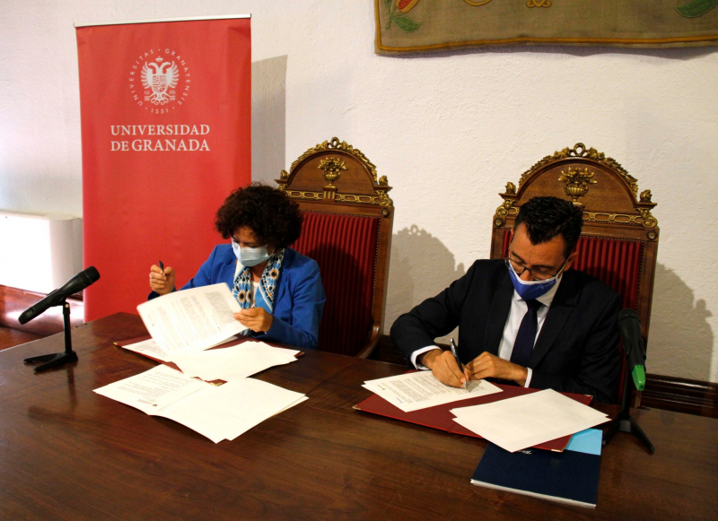 firma de convenio entre la rectora de la Universidad de Granada, Pilar Aranda, y el director territorial Sur de Telefónica España, Joaquín Segovia,