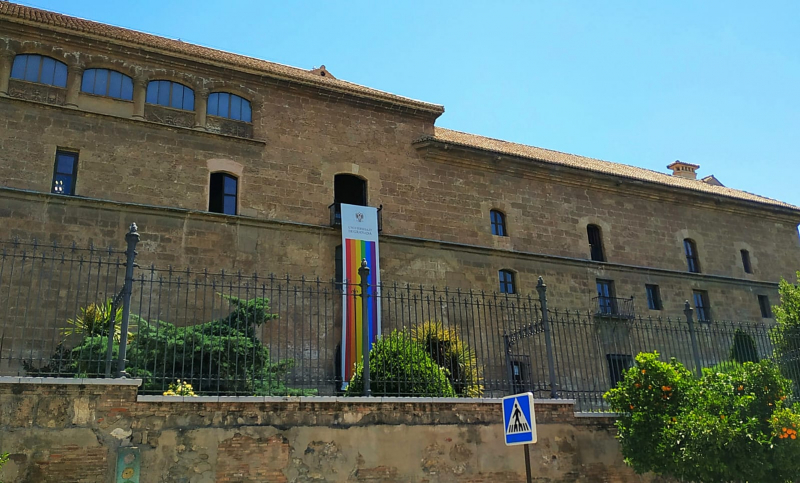 Bandera del orgullo LGTBI en la fachada lateral de Hospital Real