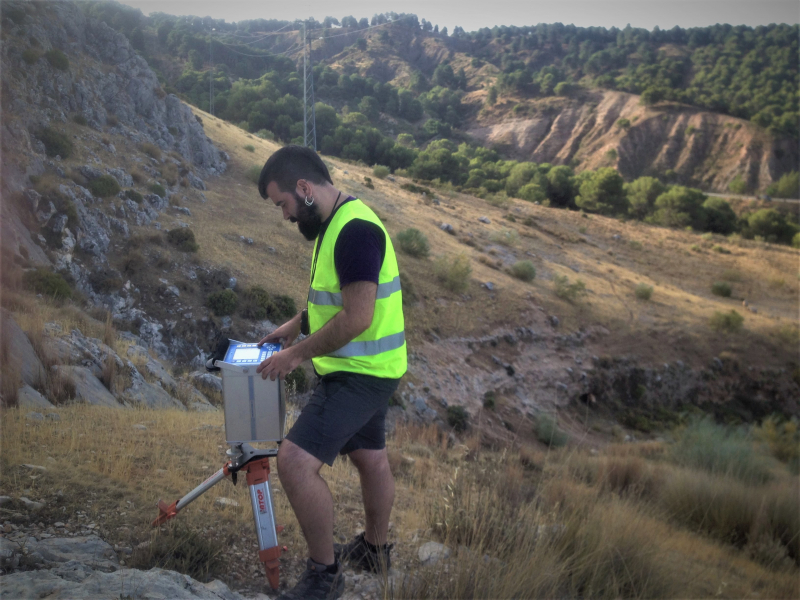 Asier Madarieta Txurruka, geólogo de la Universidad de Granada, adquiriendo medidas de gravimetría junto a una falla del sistema extensional de la Cuenca de Granada.