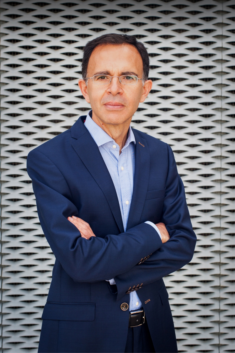 Foto retrato del profesor Alberto Aragón Correa