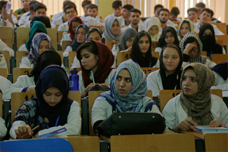 clase en un aula de una universidad de Afganistán