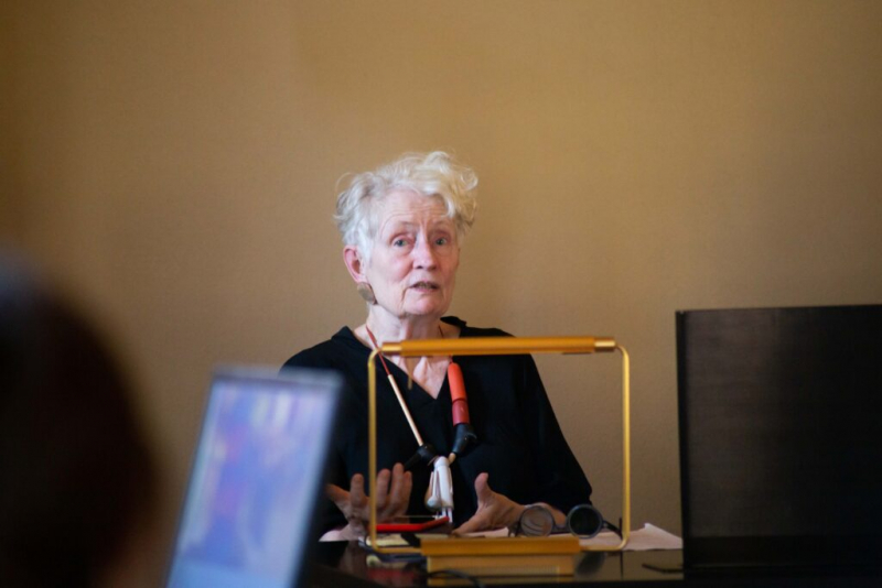 Mujer mayor dictando una conferencia