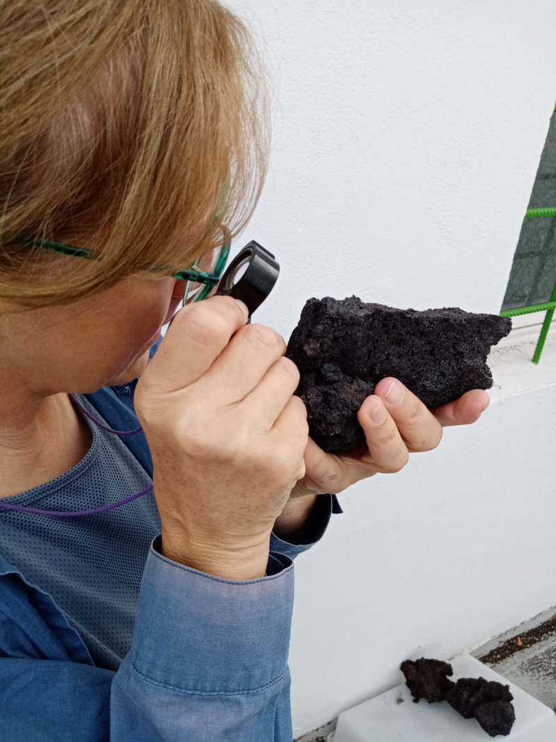   Jane Hannah Scarrow analiza muestras de lava del volcán en La Palma.