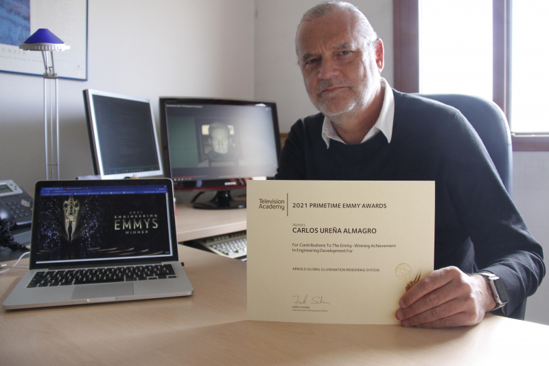 Carlos Ureña posa con el diploma recibido por parte de los Premios Emmy