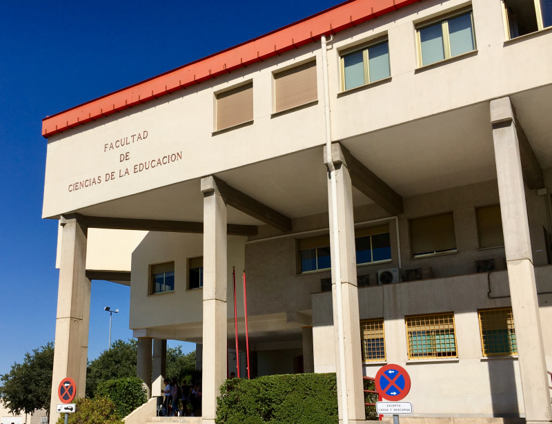 Vista paracial de la fachada de la Facultad de Ciencias de la Educación de la UGR