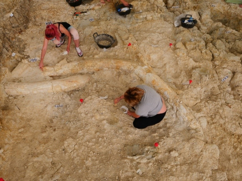 Dos arqueólogas en la Excavación de Fuentenueva 3 en Orce