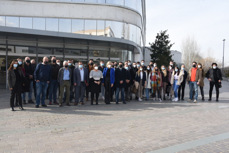 Foto de grupo de los participantes en el proyecto a las puertas de Diputación