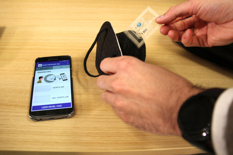 Los investigadores introducen dentro de una mascarilla FFP2 estándar una etiqueta sensora flexible, que funciona sin batería, porque se alimenta con la energía del teléfono móvil de manera inalámbrica.