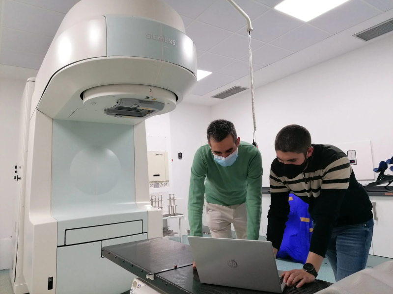Investigadores llevando a cabo mediciones en una máquina de radioterapia