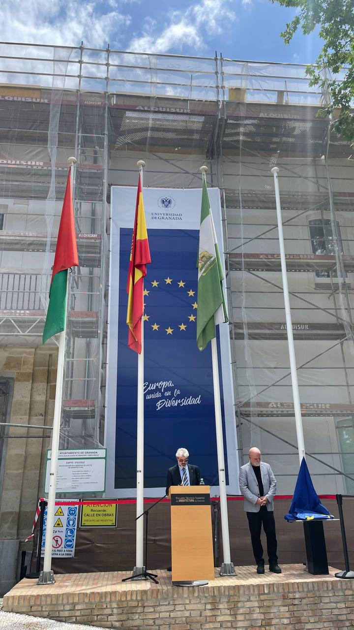 Acto de Conmemoración del Día de Europa en la UGR: izada de bandera de la UE en la ETS de Arquitectura