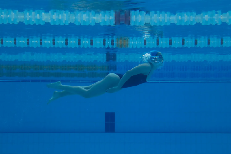 Nadadora en pleno entrenamiento en la piscina