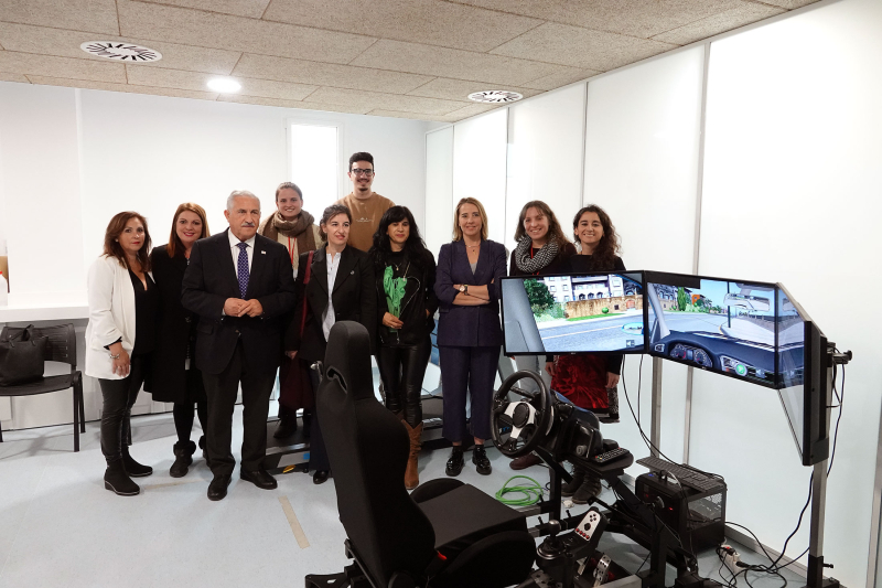 En las fotos, los investigadores que participan en este proyecto visitan las instalaciones del simulador de conducción de la UMA. 