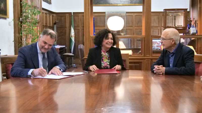 Firma del convenio entre Pilar Aranda y Jesús Ibañez 