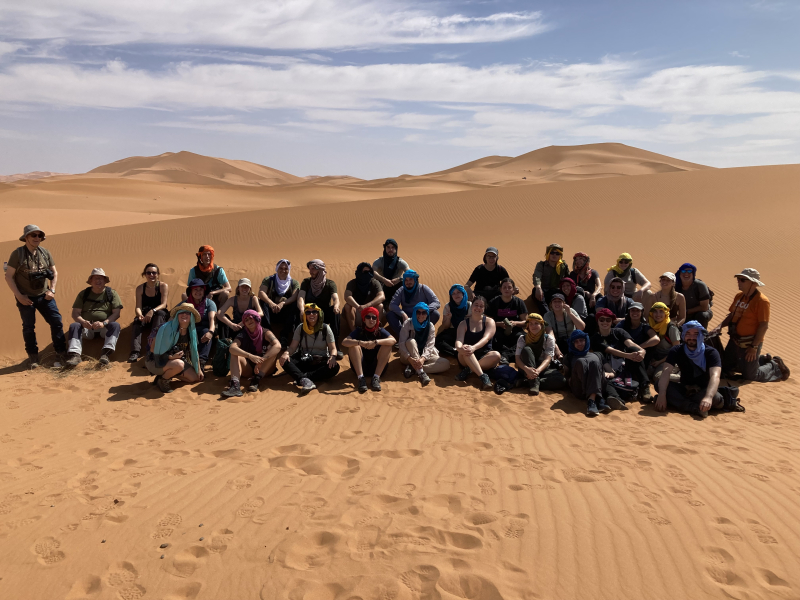 Foto de grupo en las dunas de Erg Chebbi.