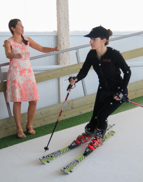 La UGR ofrece a los alumnos la posibilidad de mejorar su técnica de esquí en el simulador del IMUDS, sin pisar la nieve