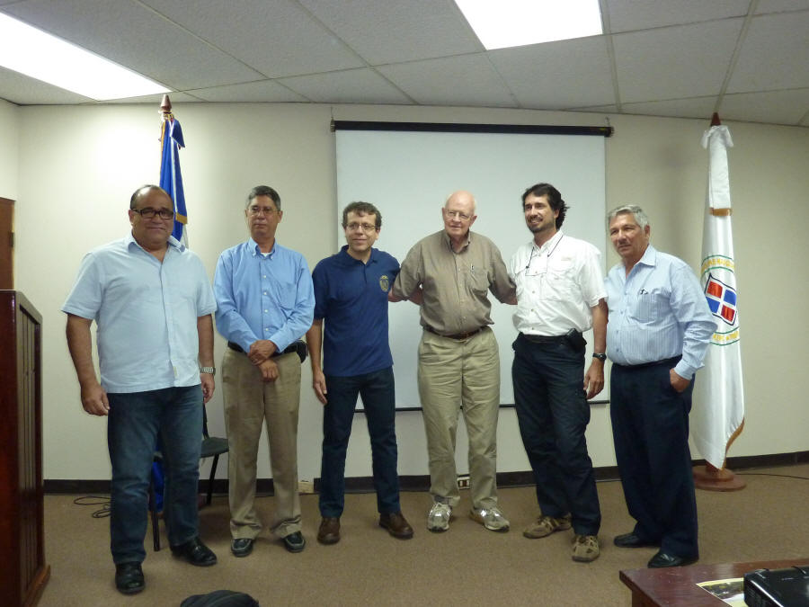 images/JohnLewis/John RD 2011_Con la Junta directiva de la SODOGEO y Joa.JPG