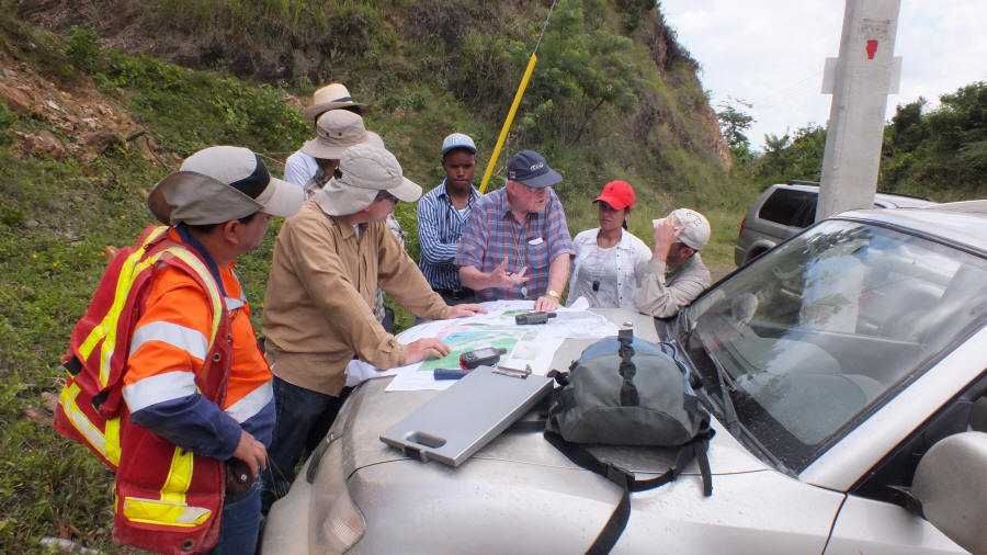 images/JohnLewis/John RD 2014-explicando Complejo Rio Verde.JPG