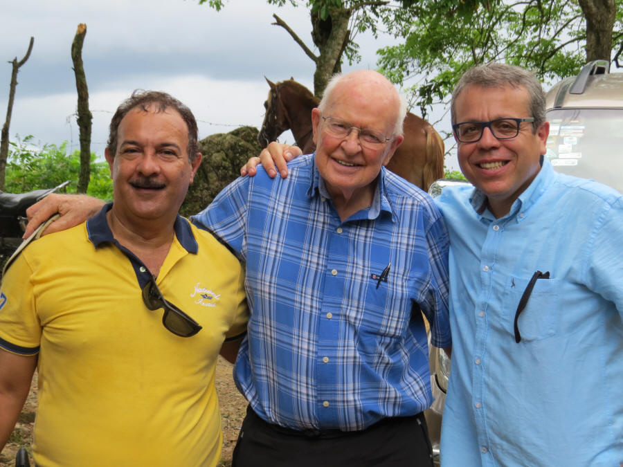 images/JohnLewis/John RD 2017-Cerdo asado en casa de Ruth con Pancho-Joa.JPG