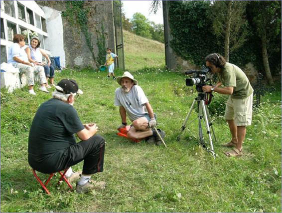 D:\Documentos\Arqueología y Memoria Histórica\Imágenes\Recogida de testimonios orales de los familiares de las víctimas.jpg