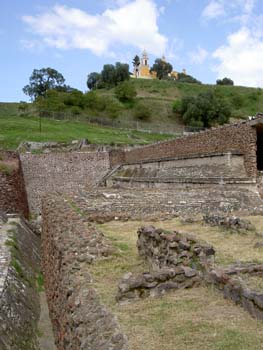 Cholula. Exterior de la Pirámide. Puebla