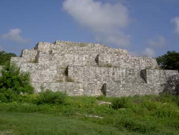 Dzibilchaltún. Estructura pirámidal. Yucatán