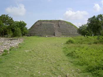 Izamal. Vista parcial de la pirámide de Kinich.