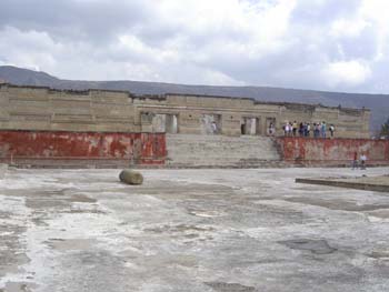 Mitla. Plaza central del Conjunto de las Columnas. Oaxaca