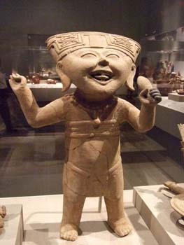 Figurilla sonriente huasteca. Museo Nacional de Antropología e Historia. México