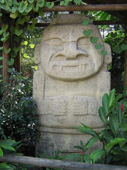Idolo masculino de piedra. San Agustín. Colombia