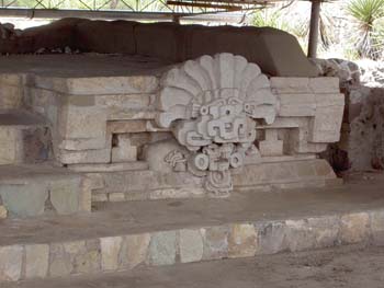 Lambityeco. Detalle escultórico del dios murciélago. Oaxaca